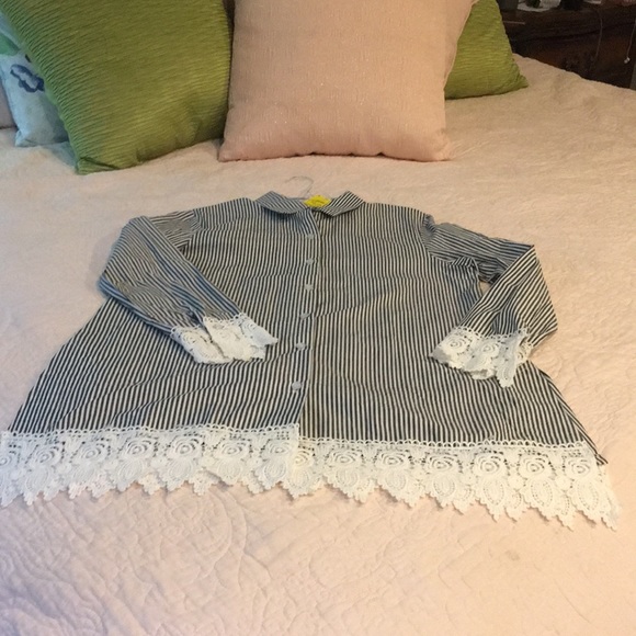 Tops - Gorgeous nwt button down top with lace trim